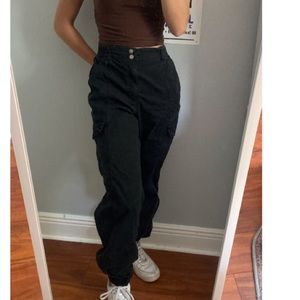 Super trendy cargos 🖤